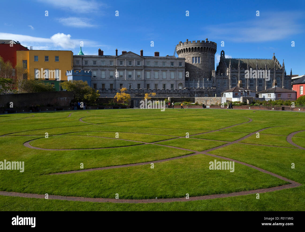 La torre di record, la Cappella Reale e altri edifici dalle Dubh Linn Giardini dietro il Castello di Dublino, Dublino, Irlanda Foto Stock