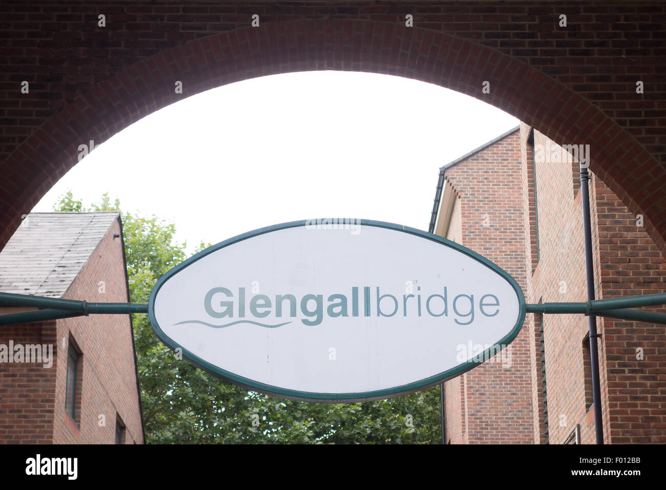 Un cartello stradale del ponte Glengall in Crosshour, Isle of Dogs, Londra. Foto Stock