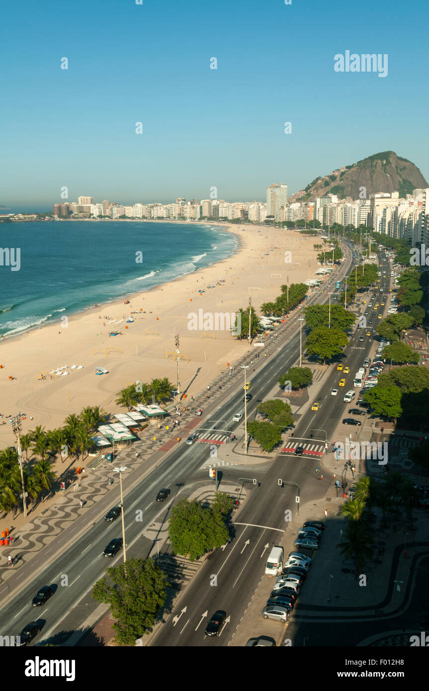 Sulla spiaggia di Copacabana, Rio de Janeiro, Brasile Foto Stock