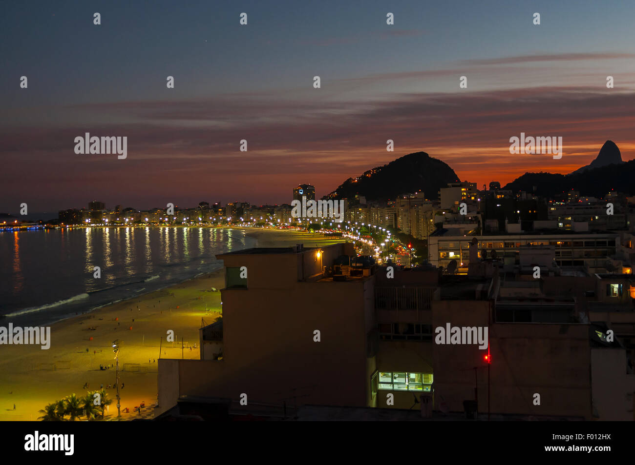 Spiaggia di Copacabana al tramonto, Rio de Janeiro, Brasile Foto Stock