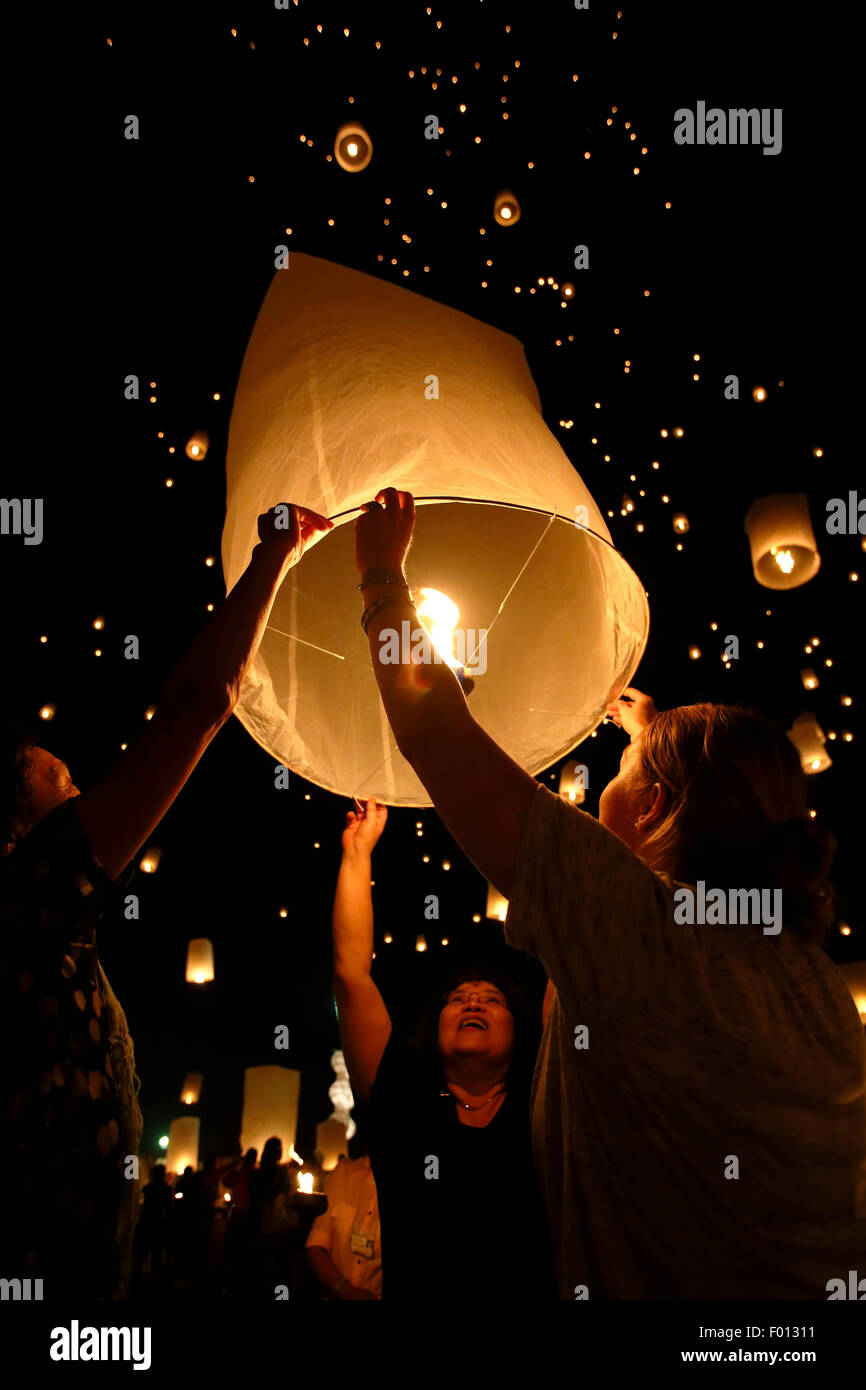 Persone il rilascio di lanterne, Yeepeng Lanna Lanterna Internazionale Festival, Dhutanka Lanna, Chiang Mai, Thailandia Foto Stock