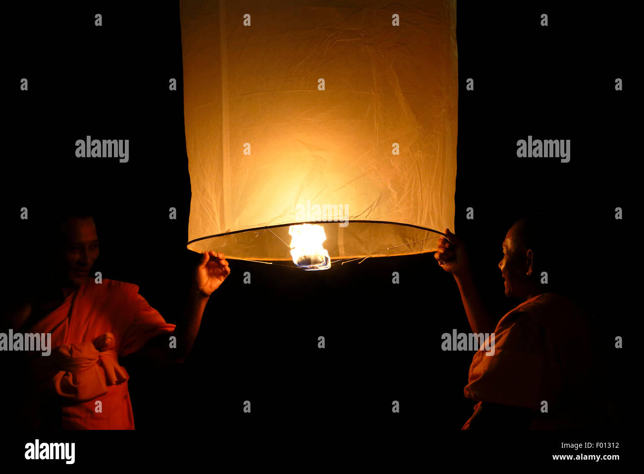 I monaci buddisti rilasciando lanterne, Yeepeng Lanna Lanterna Internazionale Festival, Dhutanka Lanna, Chiang Mai, Thailandia Foto Stock