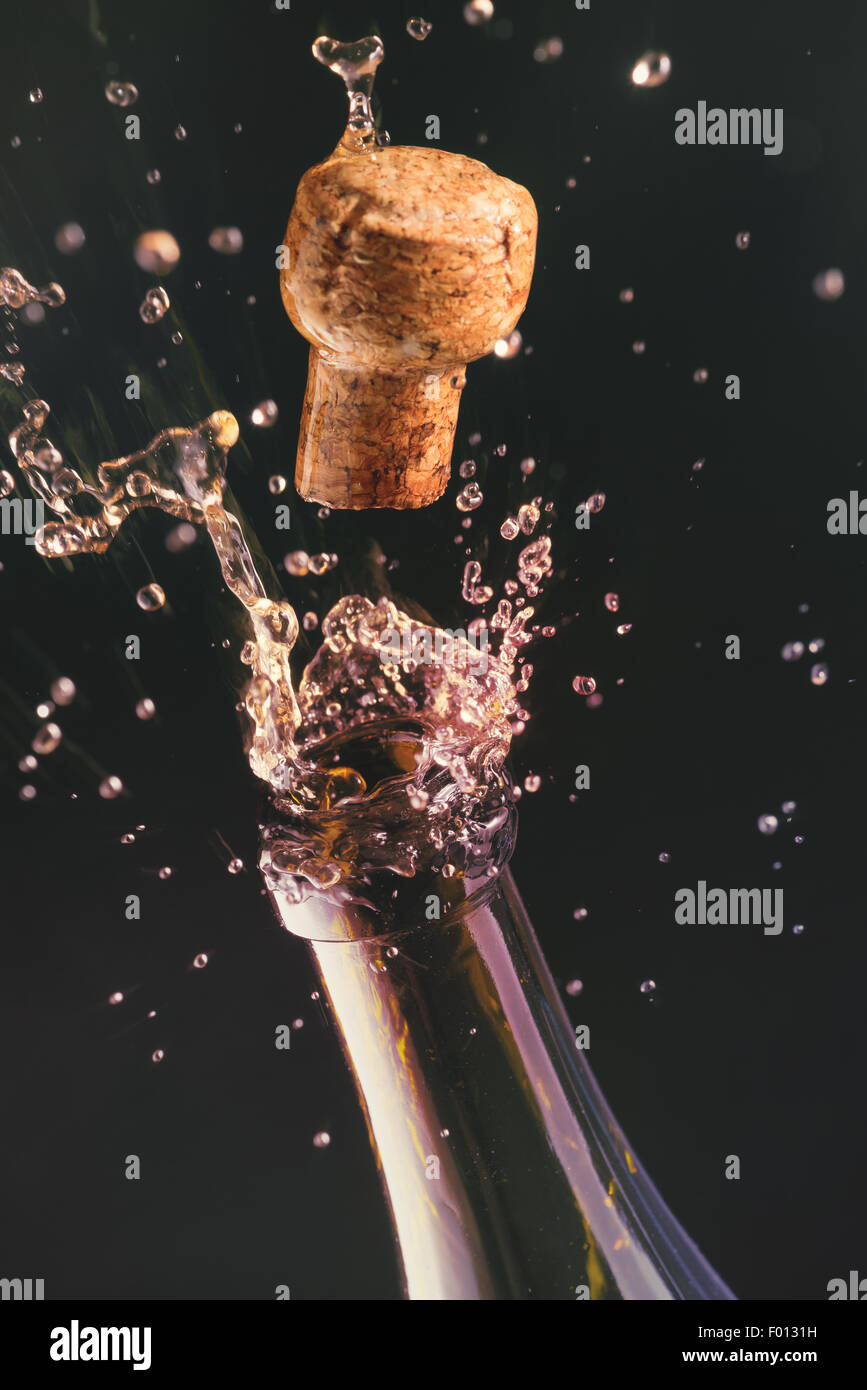Apertura di una bottiglia di champagne. Celebrazione del concetto. Foto Stock