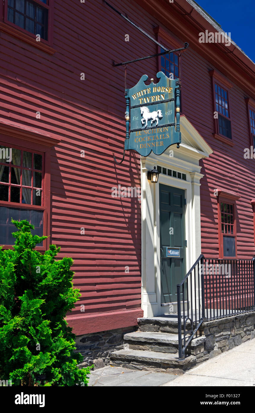 Taverna White Horse anteriore, red clapboard schierata e firmare con il cavallo bianco Foto Stock