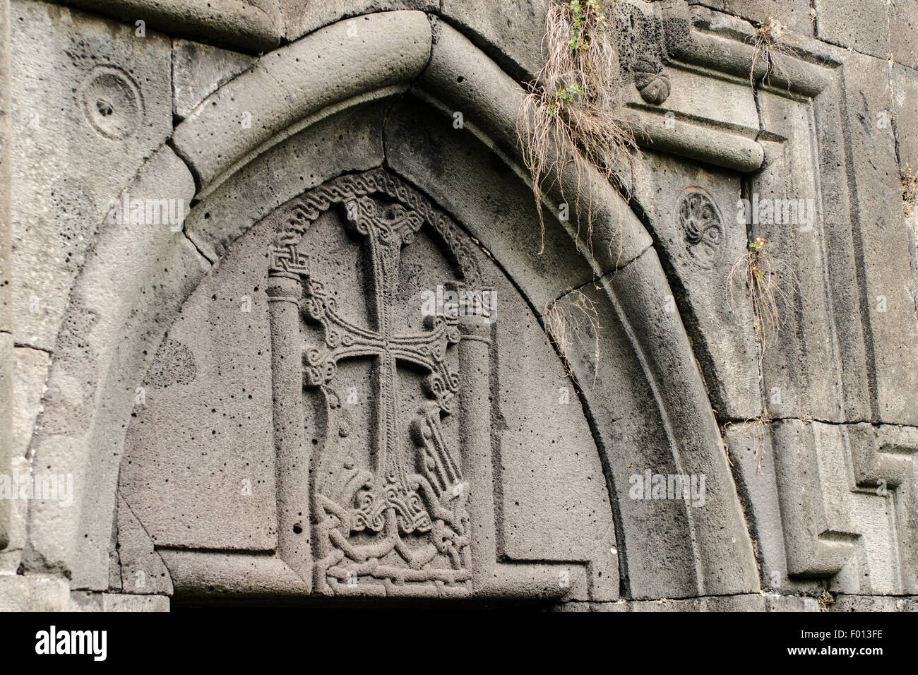 Sculture storiche esposte in un'antica struttura in pietra situata in una regione montuosa Foto Stock
