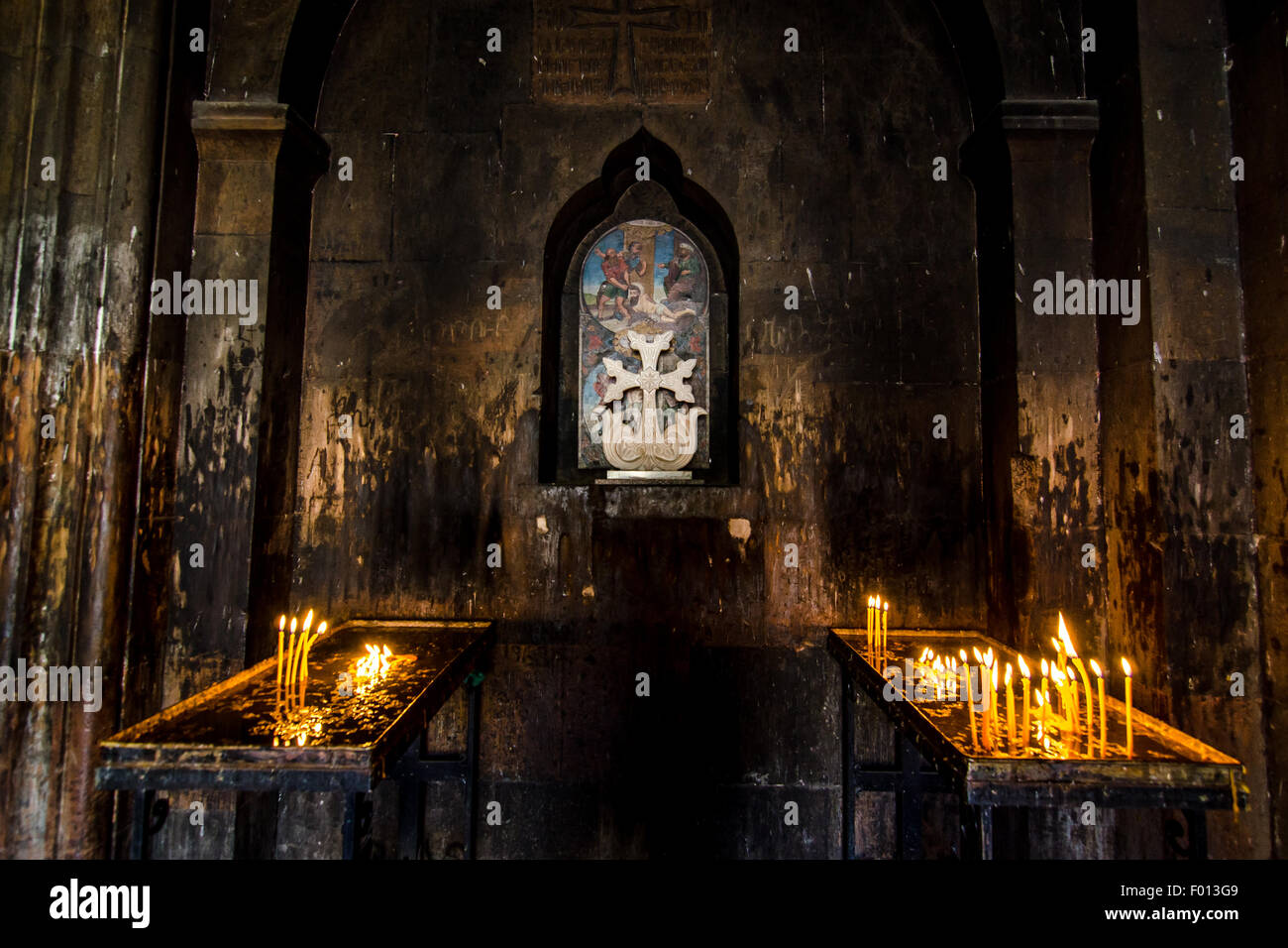 Splendida vista interna di un'antica chiesa che mostra intricati lavori in pietra e manufatti religiosi Foto Stock