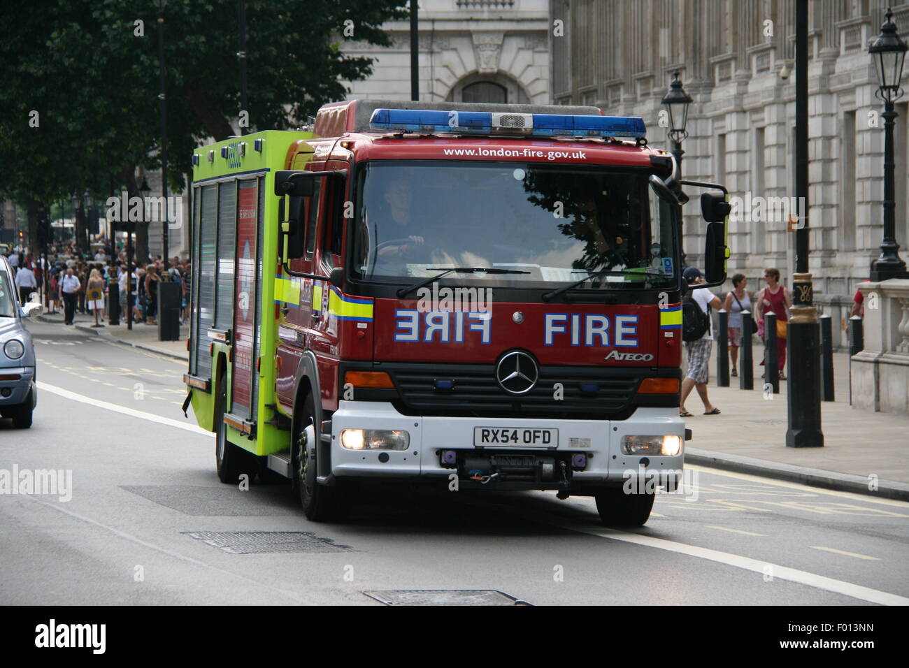 Un rosso MERCEDES-BENZ LONDON FIRE marcia carrello lungo una strada principale nel centro di Londra Foto Stock