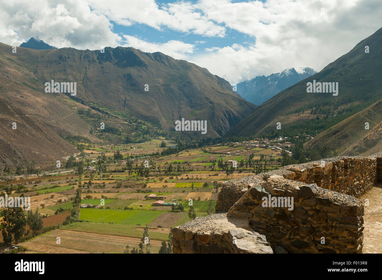 Valle di Vilcanota dalle rovine Inca, Ollantaytambo, Valle Sacra, Perù Foto Stock