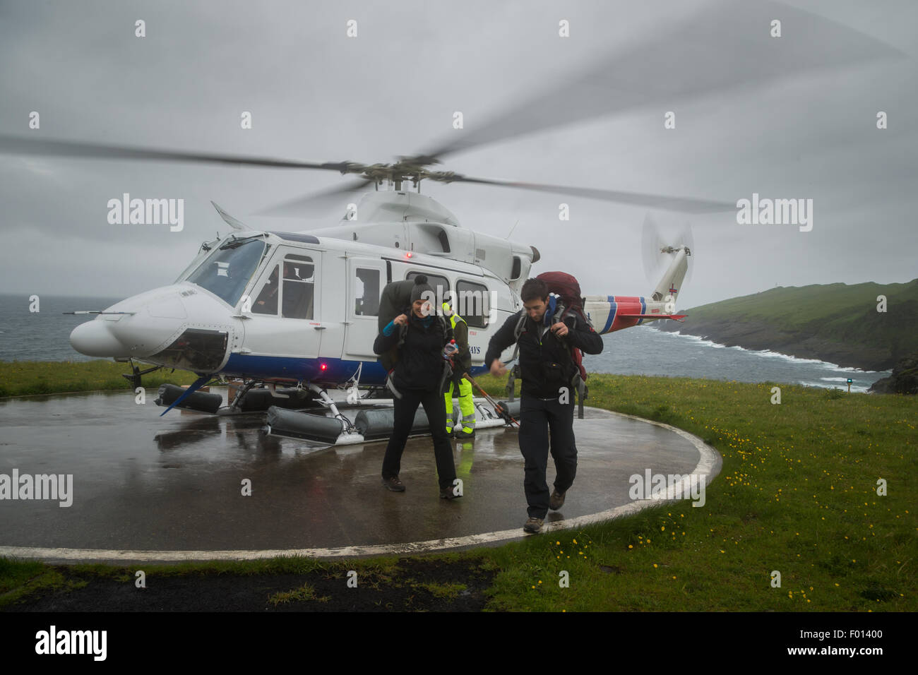 I turisti sbarcati in Mykines utilizzando l'elicottero di Atlantic Airways. Isole di Faroe Foto Stock