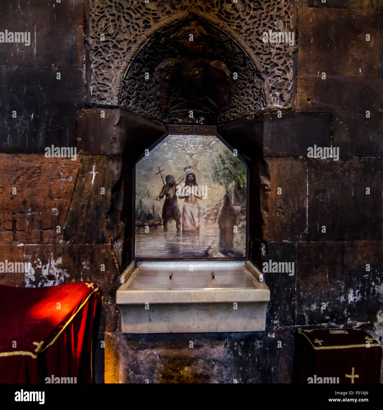 Splendida vista interna di un'antica chiesa che mostra intricati lavori in pietra e manufatti religiosi Foto Stock