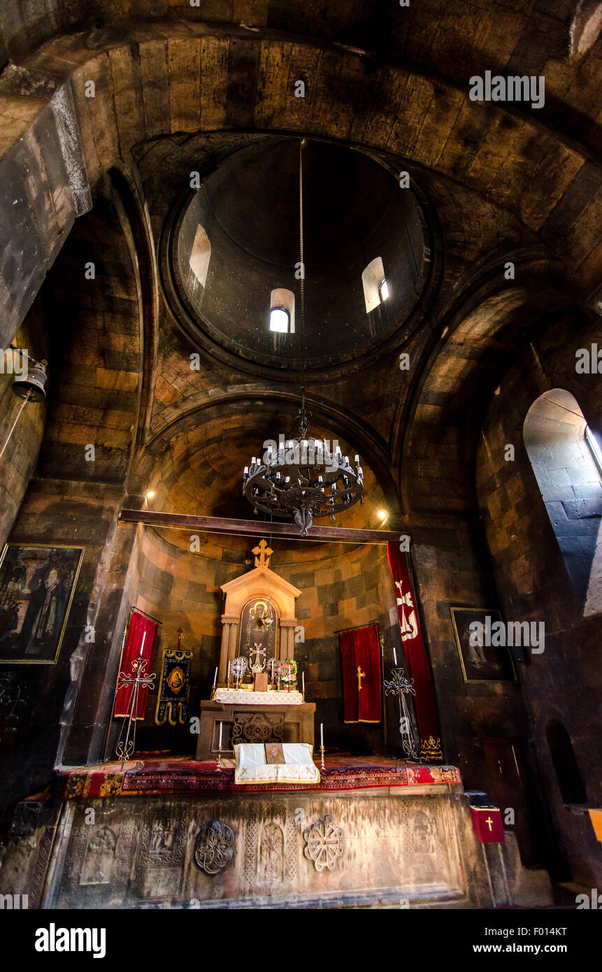 Splendida vista interna di un'antica chiesa che mostra intricati lavori in pietra e manufatti religiosi Foto Stock