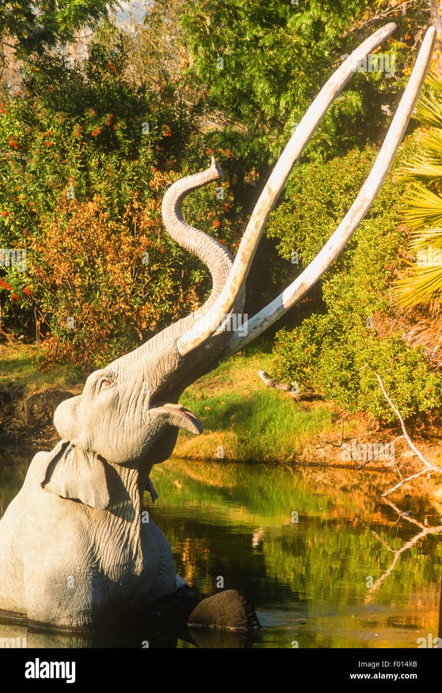 Il lago di pit con vetroresina mastodon, La Brea Tar Pits, Los Angeles, California Foto Stock