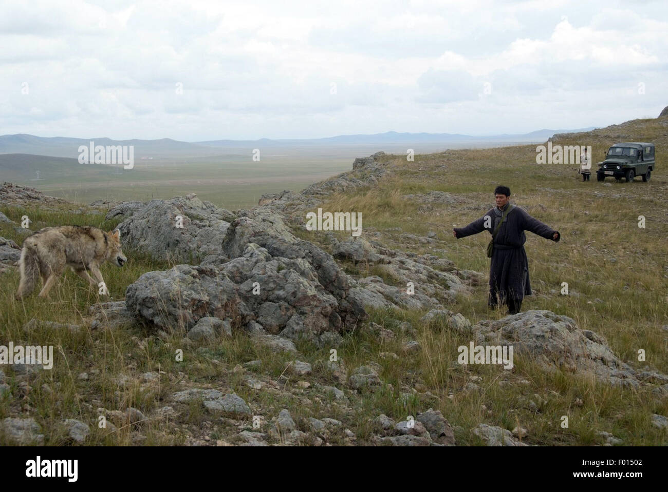 Lupo totem è un 2015 Mandarin-language film di fiction basata sul cinese 2004 semi-romanzo autobiografico dello stesso nome da Lu Jiamin. Questa fotografia è per il solo uso editoriale ed è il copyright del film company e/o il fotografo assegnato dal film o società di produzione e può essere riprodotto solo da pubblicazioni in congiunzione con la promozione del film di cui sopra. Un credito per il film company è richiesto. Il fotografo deve anche essere accreditato quando noto. Foto Stock