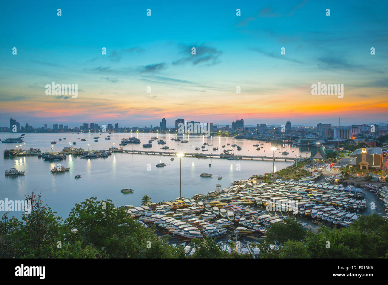 La città di Pattaya e mare nel crepuscolo, Thailandia Foto Stock