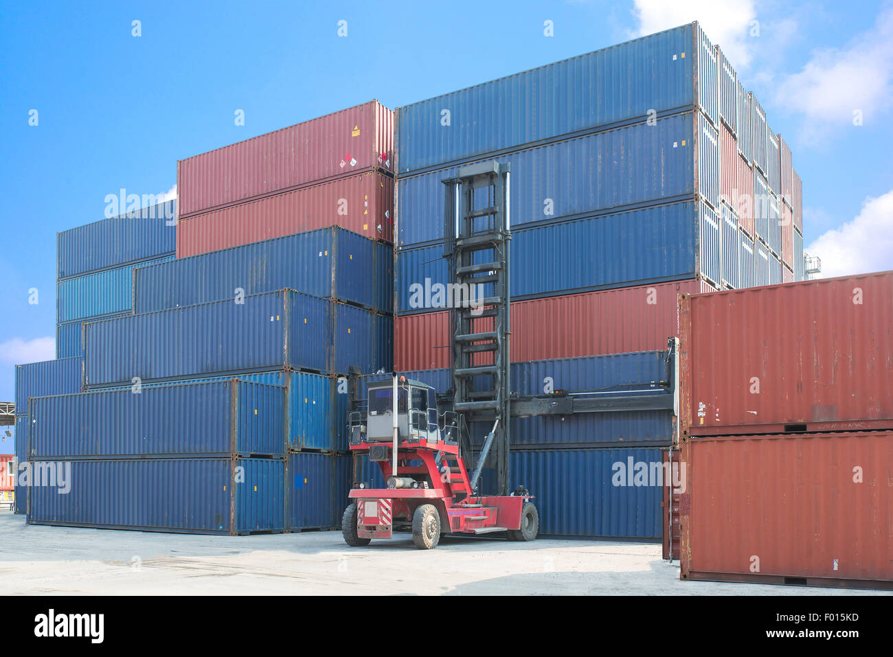 Carrello di movimentazione scatola contenitore di carico al carrello in import export zona logistica Foto Stock