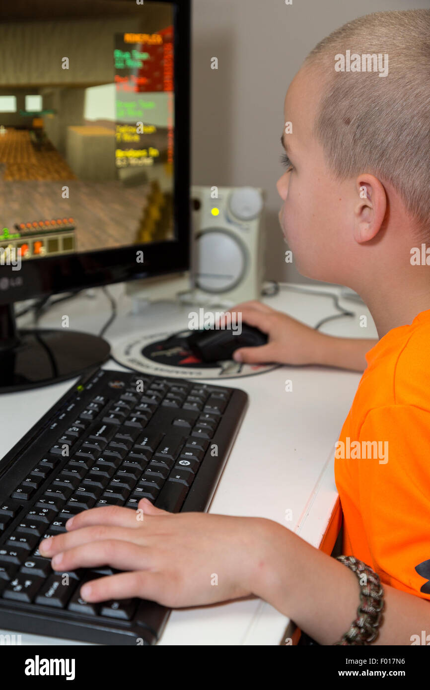 Giovane ragazzo (sette anni) la riproduzione del video gioco. Signor Foto Stock