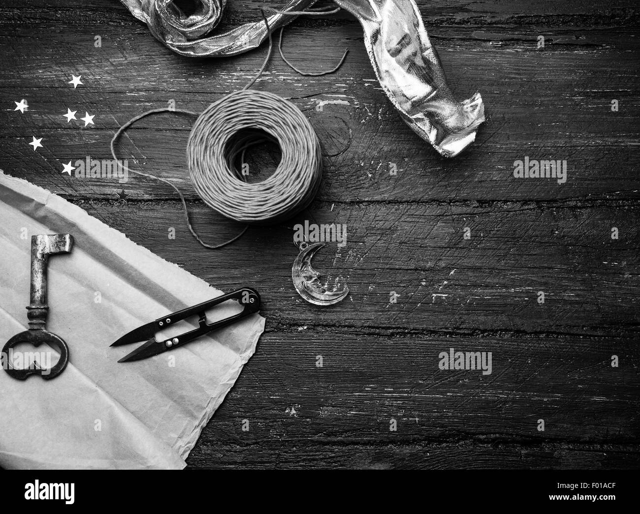 Gli elementi di decorazione per imbarcazioni sul vecchio tavolo in legno. Arredatore workplace. Foto in bianco e nero Foto Stock