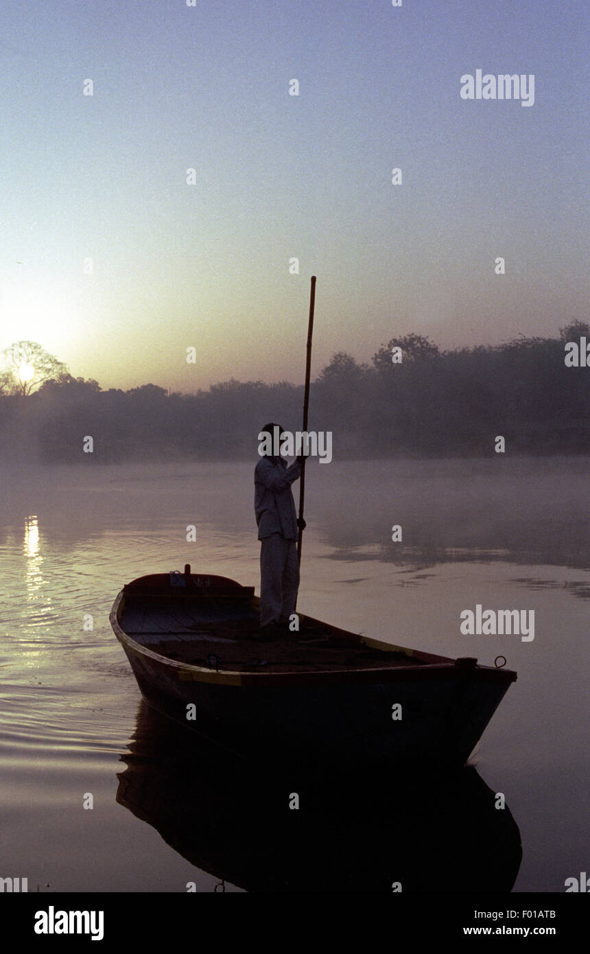 Boatman prendendo noi per vedere il Taj Mahal dal fiume brian mcguire Foto Stock