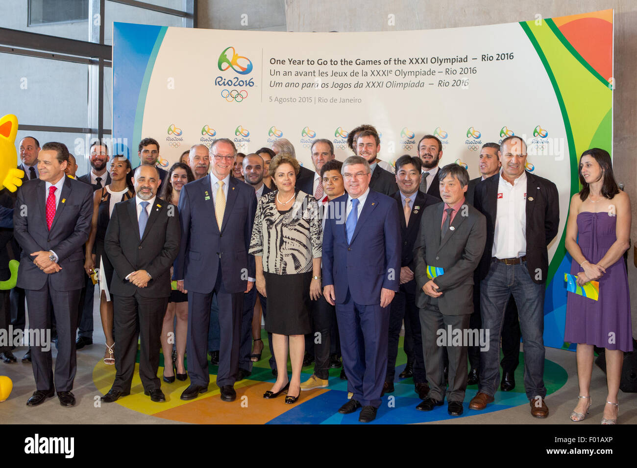 Rio De Janeiro, Brasile. 5 Ago, 2015. Il Presidente brasiliano Dilma Rousseff(4 L), Thomas Bach(5 L), presidente del Comitato Olimpico Internazionale, Carlos Arthur Nuzman(3 L), presidente del Comitato Organizzatore del Rio 2016 Giochi Olimpici, scattare foto la marcatura di un anno prima della inaugurazione del Rio 2016 Giochi Olimpici di Rio de Janeiro, Brasile, Agosto 5, 2015. © Xu Zijian/Xinhua/Alamy Live News Foto Stock