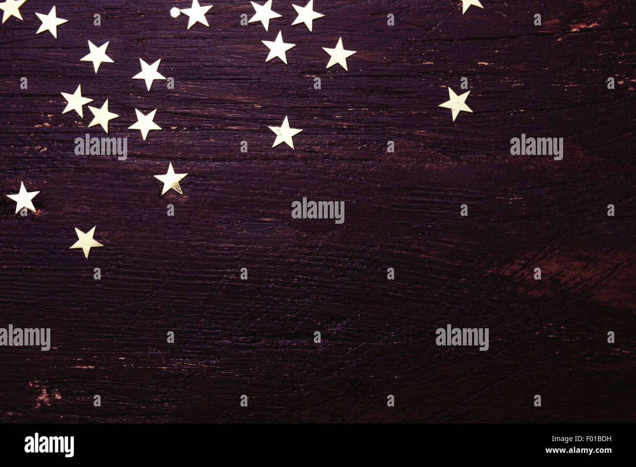 Glitter stelle dorate su grunge Sfondo legno. Sfondo di vacanza Foto Stock