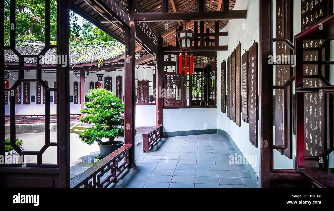 Un corridoio con schede nanmu di abbondanti calligraphy in Du Fu cottage con il tetto di paglia Museum, Chengdu Foto Stock