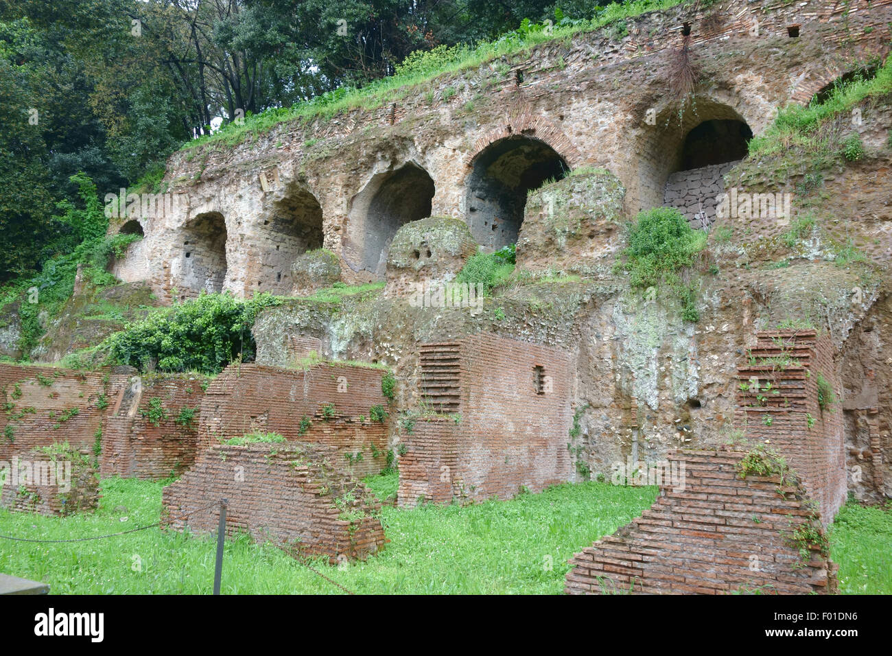 Roma, Italia - 5 Aprile 2015: sottostrutture e insula, II secolo d.c. edificio romano sulle pendici del colle Palatino Foto Stock