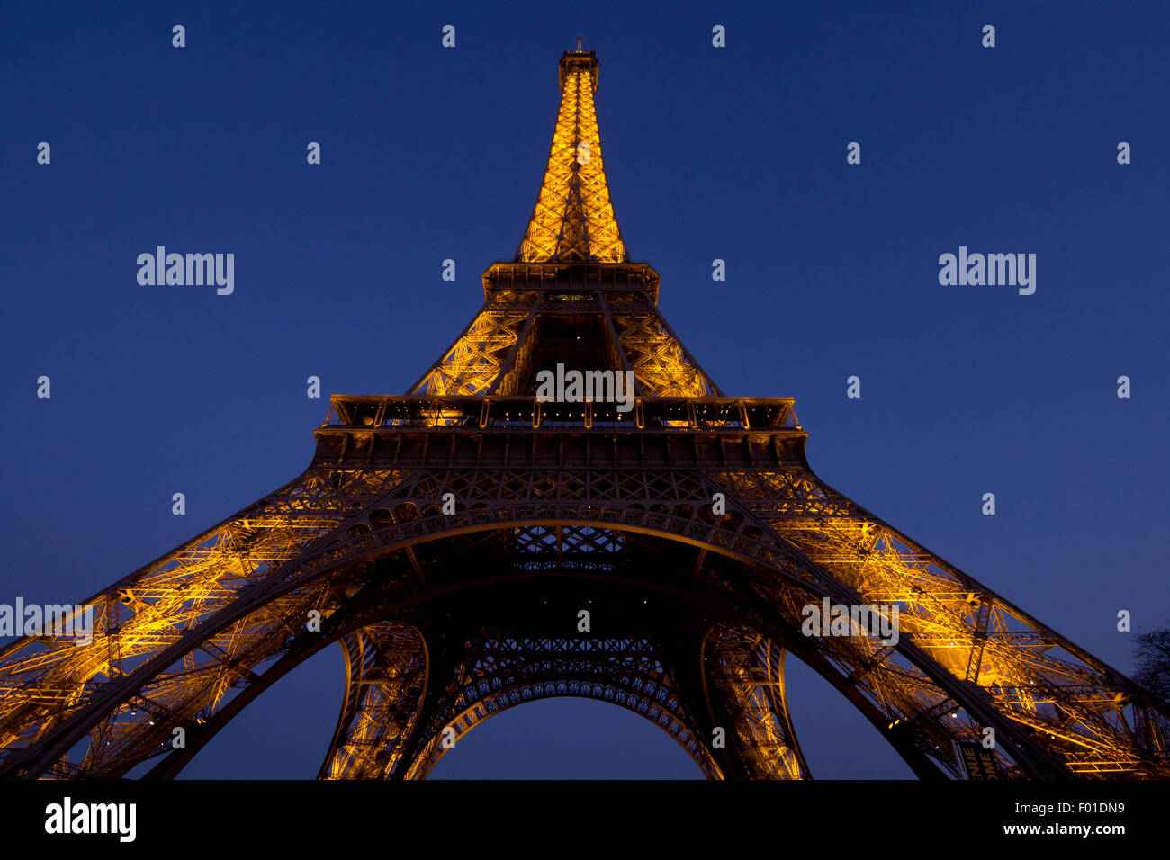 La torre Eiffel di notte Foto Stock