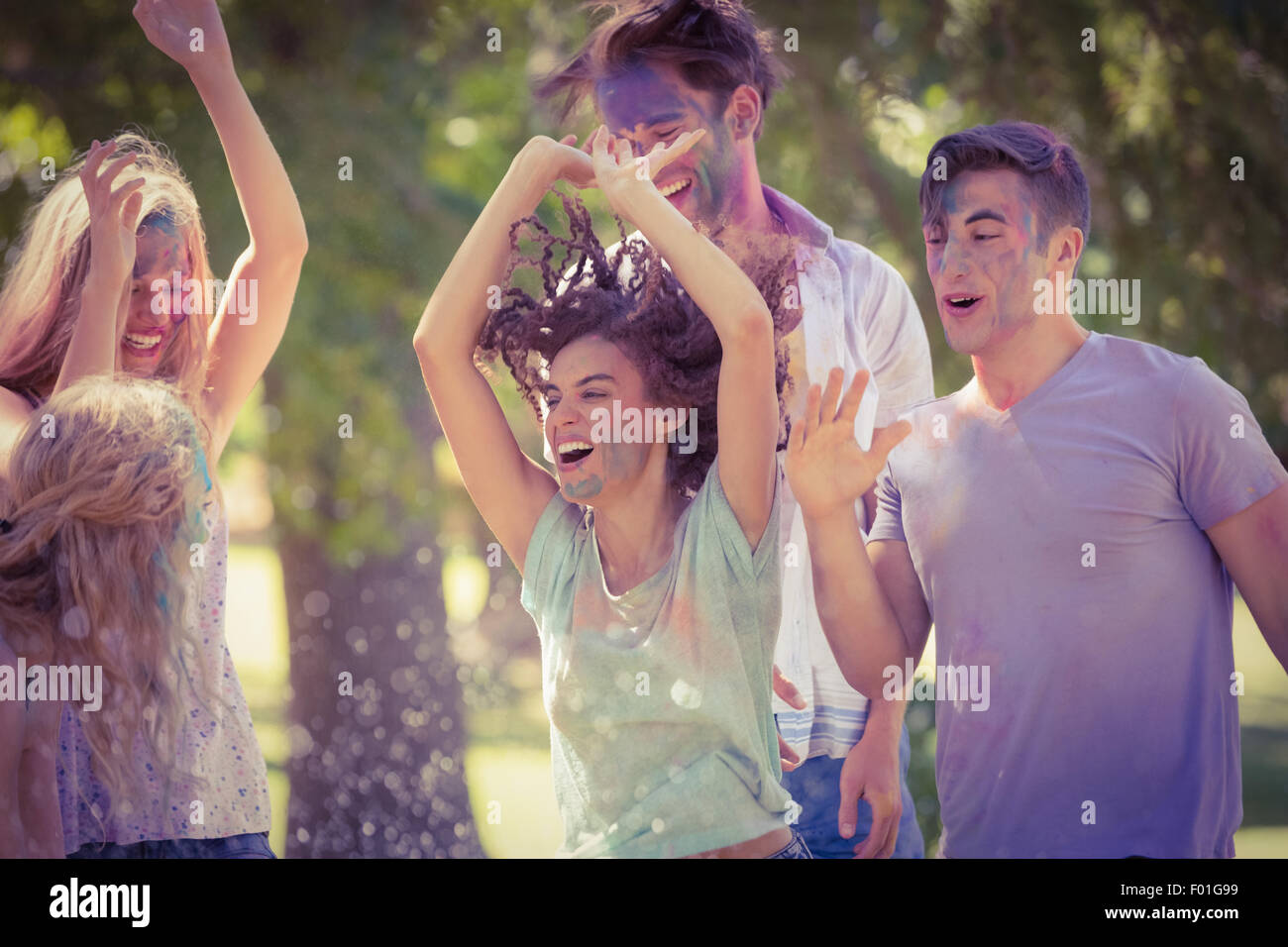 Happy amici divertendosi con vernice a polvere Foto Stock