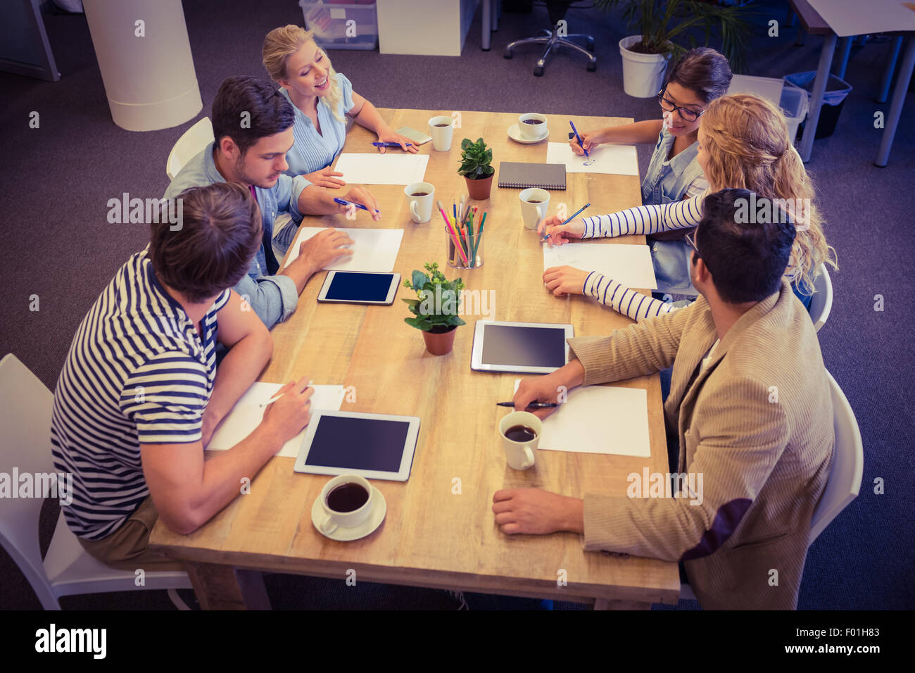 Colleghi creativi con laptop e tablet digitale Foto Stock