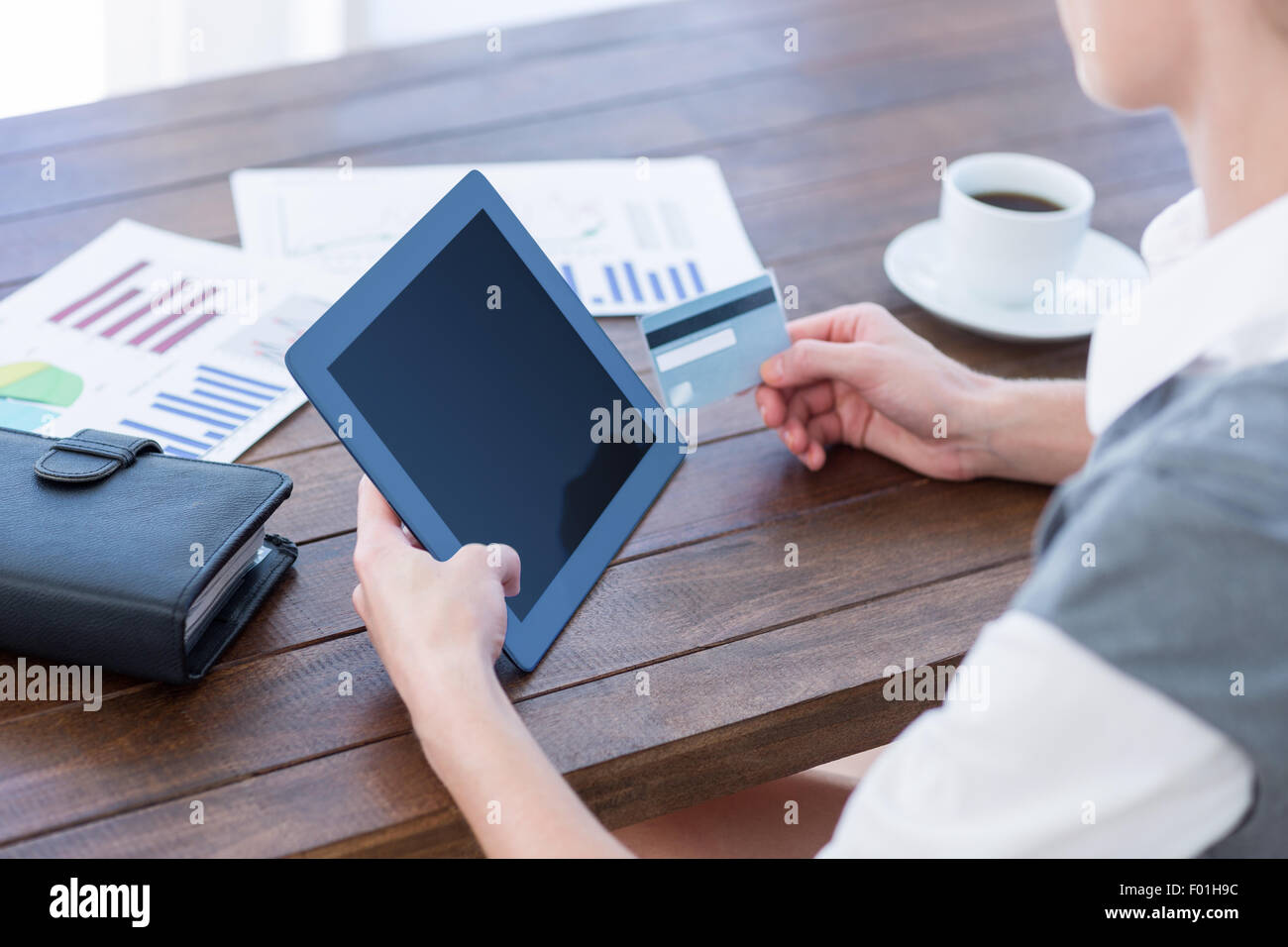 Imprenditrice utilizzando un tablet pc e azienda carta di credito Foto Stock