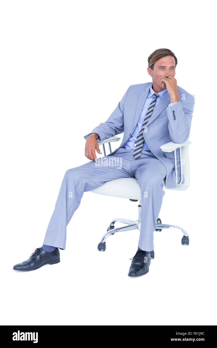 Imprenditore bello seduto su una sedia girevole Foto Stock