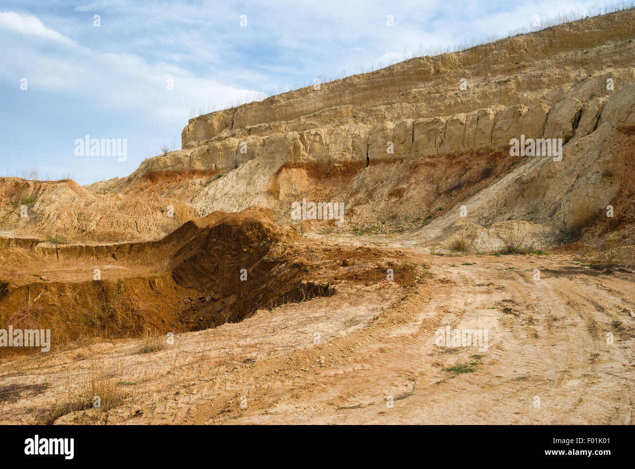 Un open pit di argilla nei pressi di Dnepropetrovsk città in Ucraina centrale Foto Stock