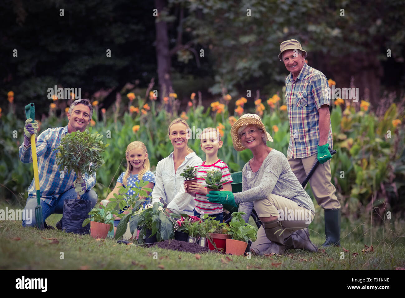 La famiglia felice giardinaggio Foto Stock