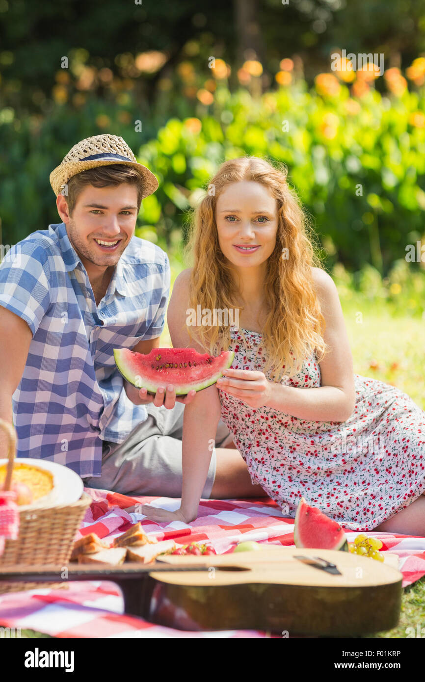 Coppia giovane su un picnic holding cocomero Foto Stock