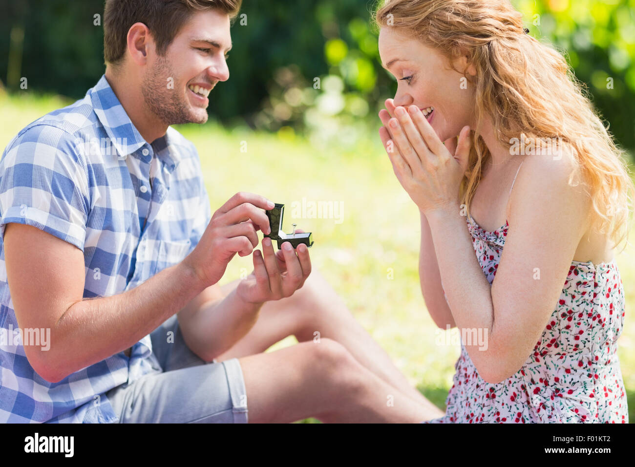 Giovane uomo di proporre alla ragazza Foto Stock
