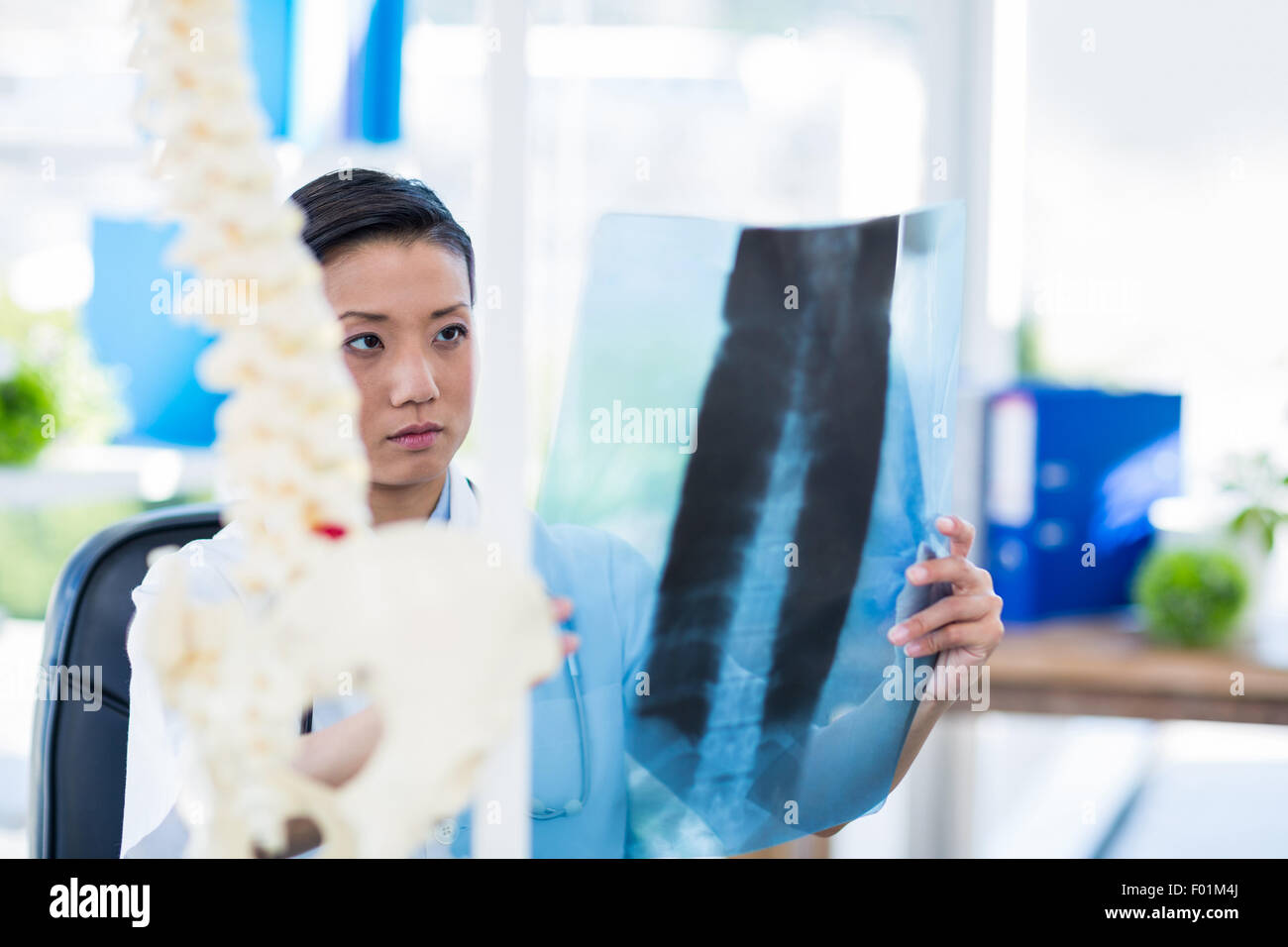 Medico concentrato analizzando i raggi X Foto Stock