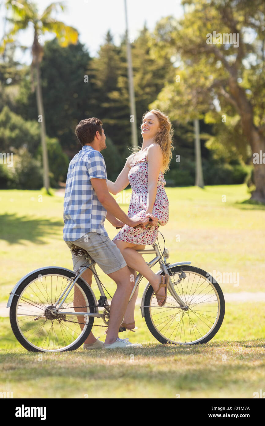 Una giovane coppia in un giro in bici nel Parco Foto Stock