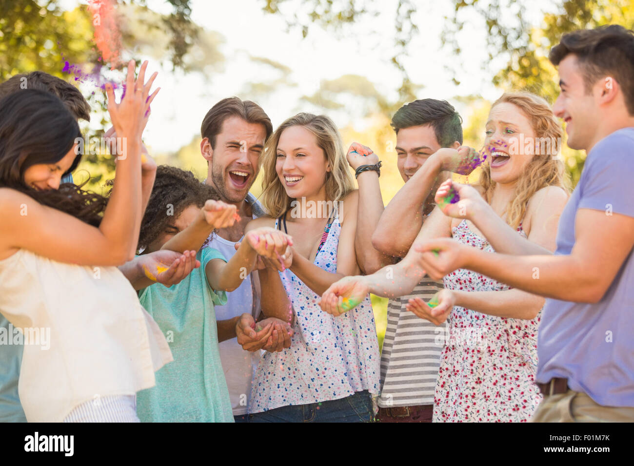 Amici divertendosi con vernice a polvere Foto Stock
