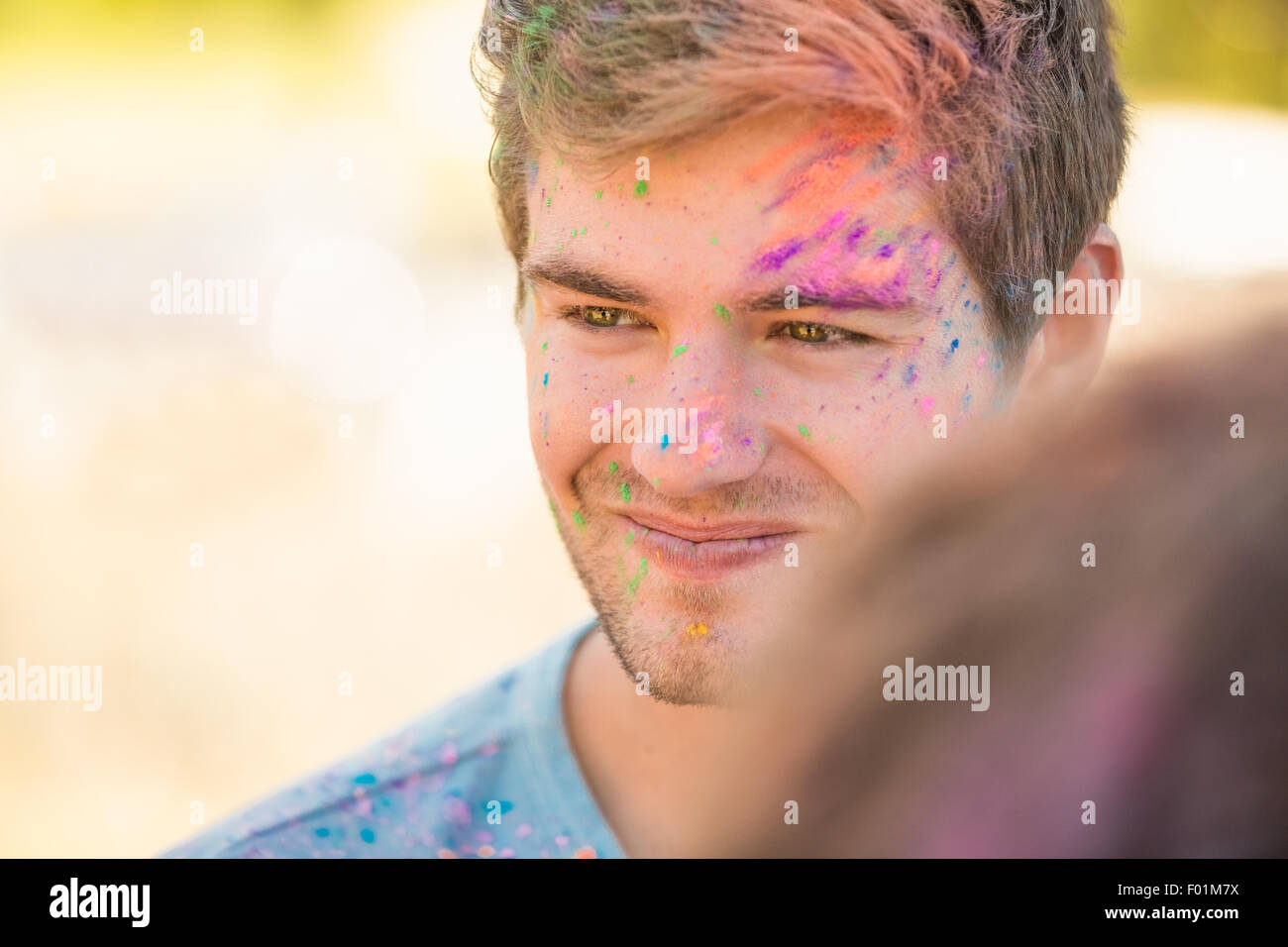 Giovane uomo divertendosi con vernice a polvere Foto Stock