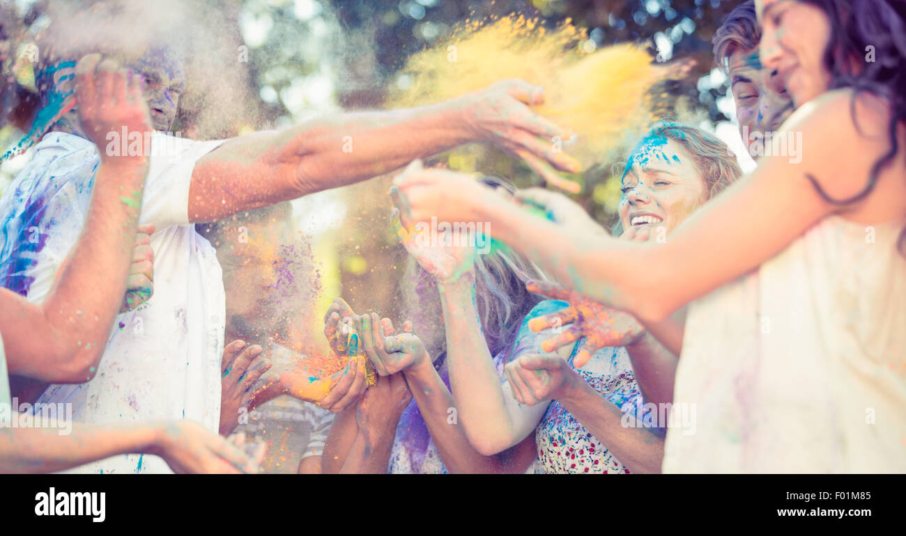 Amici divertendosi con vernice a polvere Foto Stock