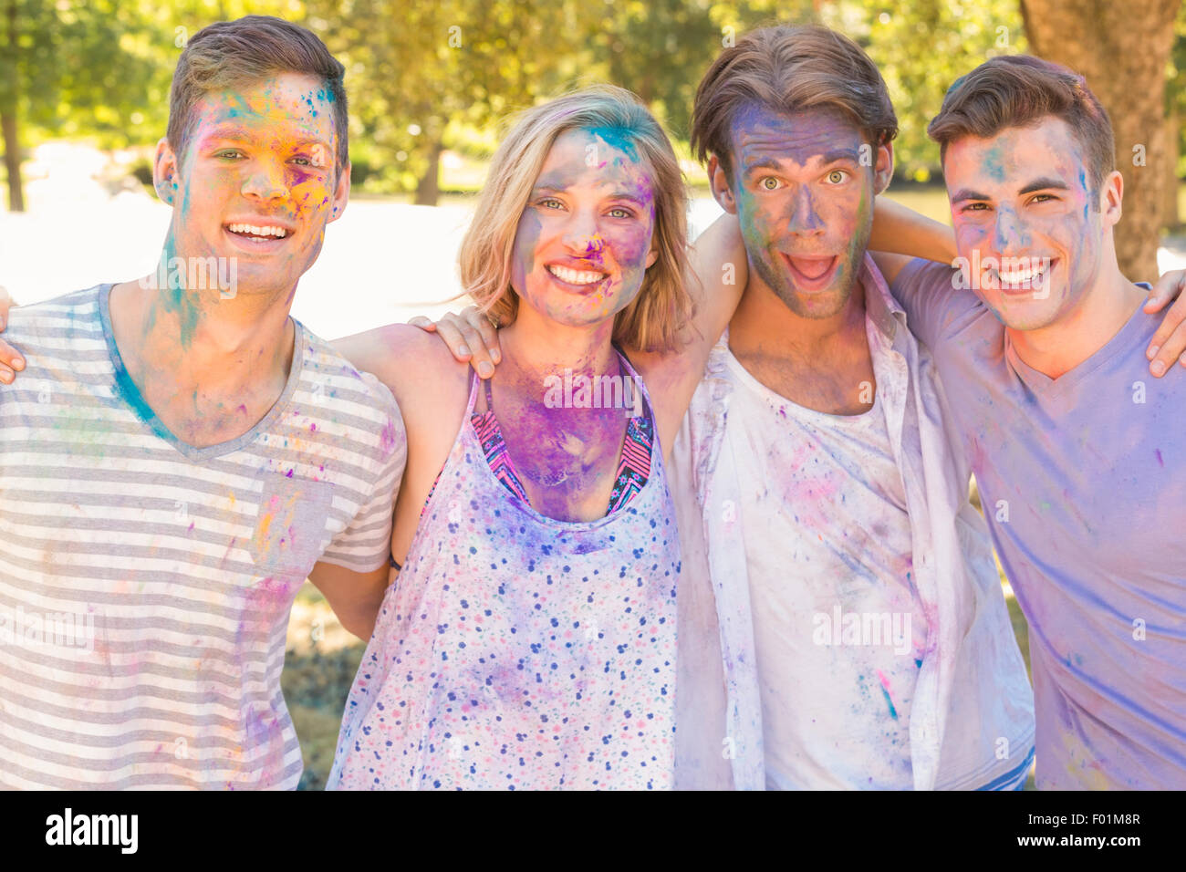 Amici divertendosi con vernice a polvere Foto Stock