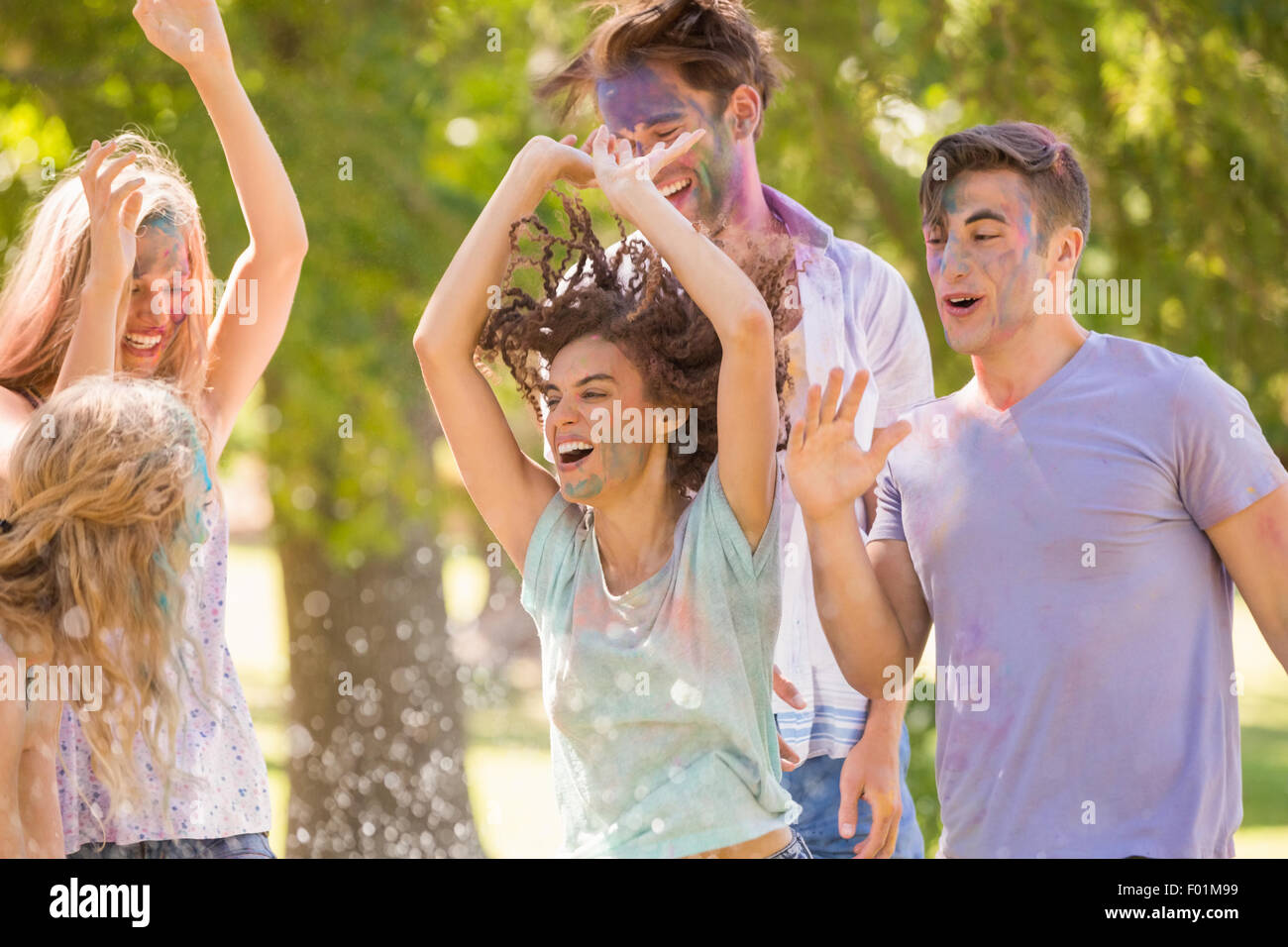 Giovani amici divertendosi con vernice a polvere Foto Stock
