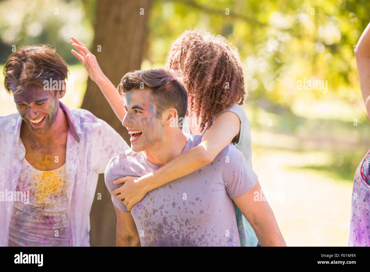 Giovani amici divertendosi con vernice a polvere Foto Stock