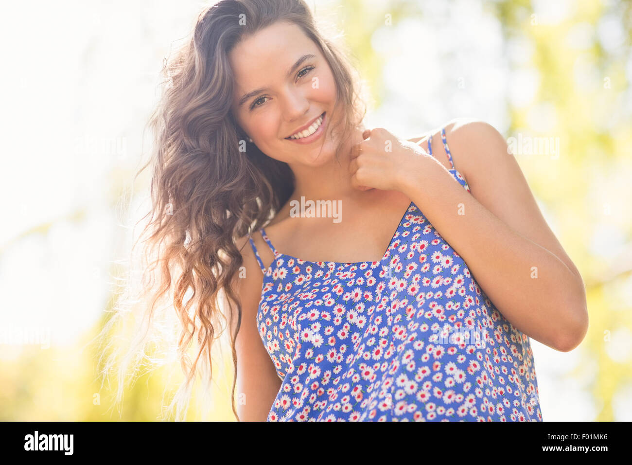Bella bruna sorridente in telecamera Foto Stock