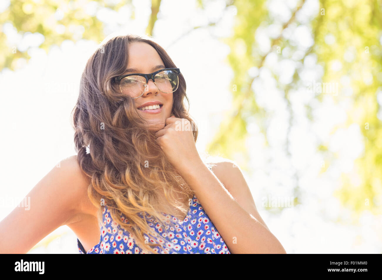 Bella bruna sorridente in telecamera Foto Stock