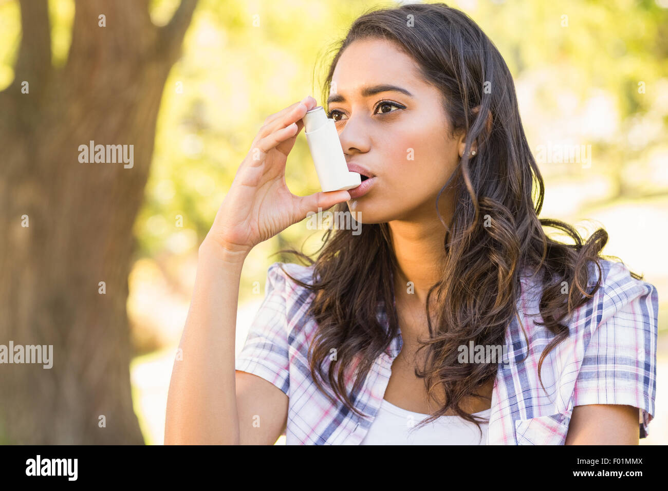 Bella bruna mediante inalatore Foto Stock