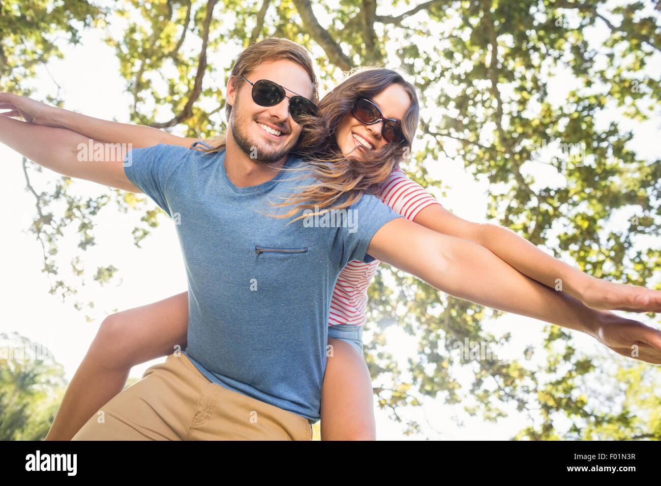Carino coppia divertirsi nel parco Foto Stock