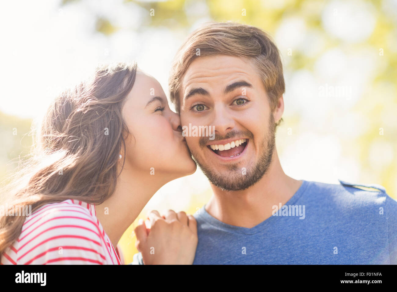 Carino coppia baciare nel parco Foto Stock