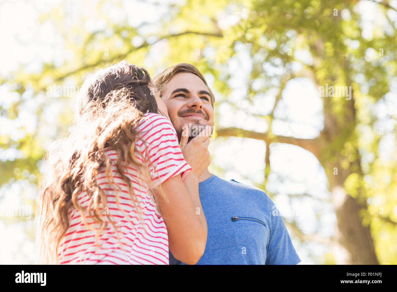 Carino coppia baciare nel parco Foto Stock