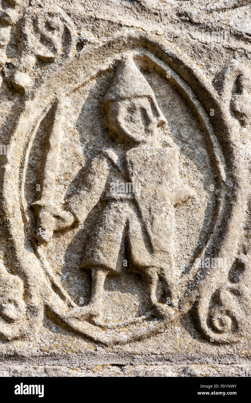 Inghilterra, Barfrestone chiesa. Norman sculture in pietra. Porta sud del timpano, 'Daily rounds " su un Manor House station wagon, uomo d'armi, il cavaliere con la spada. Foto Stock